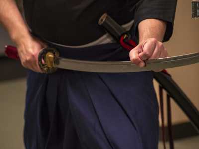 Infine vediamo la classica �Katana�, quella normalmente associata alla figura del samurai: una sciabola leggermente ricurva con l�impugnatura a due mani